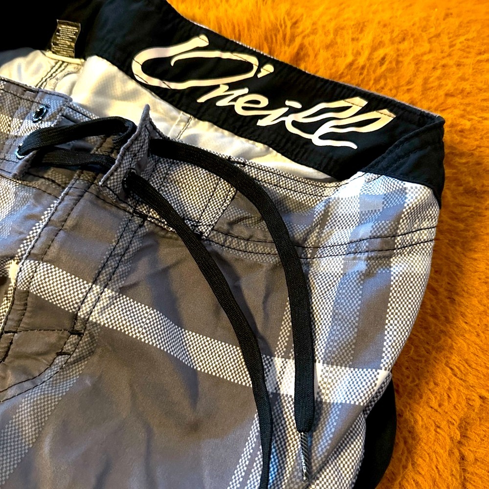 O'Neill Black and Gray Plaid Board Shorts EUC - Picture 3 of 6